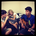 "Lucy Zimer ,uma das novas alunas do Elite Way, que finge ser vampiro ao lado