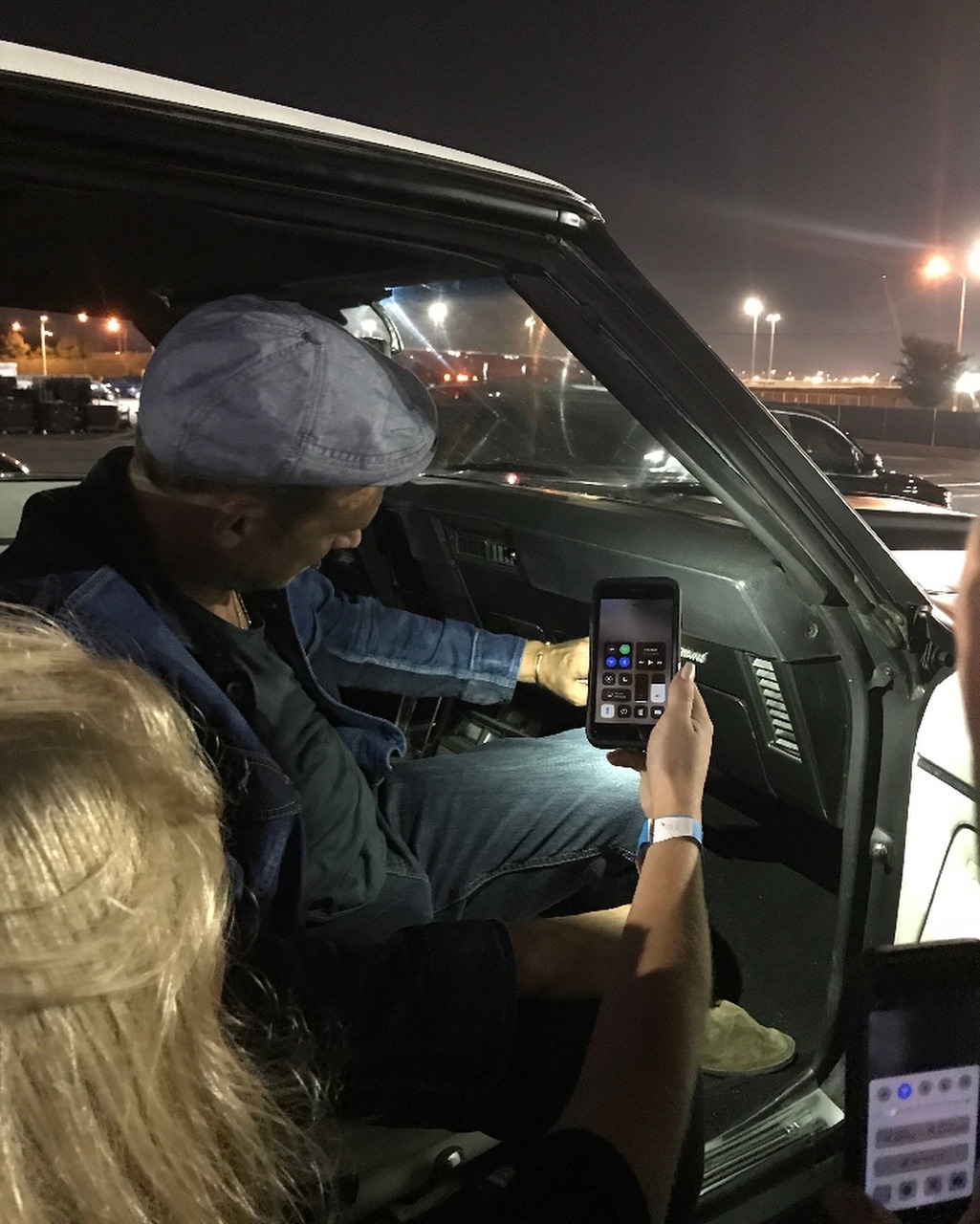 damonalbarn:Damon signing the Stylo car after Gorillaz concert at The Forum, Los