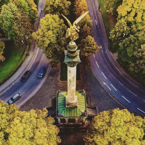 The angel of peace is a reminder of the 25 peaceful years after the Franco-German war of 1870/71. Th