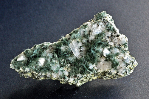 hematitehearts:  Byssolite & AlbiteSize:  3.8 × 10.4 × 6.2 cm  Locality:   Giuv Valley, Tavetsch, Grischun, Switzerland