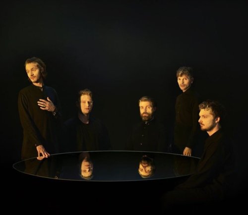 Editors (2019) por Nadav Kander