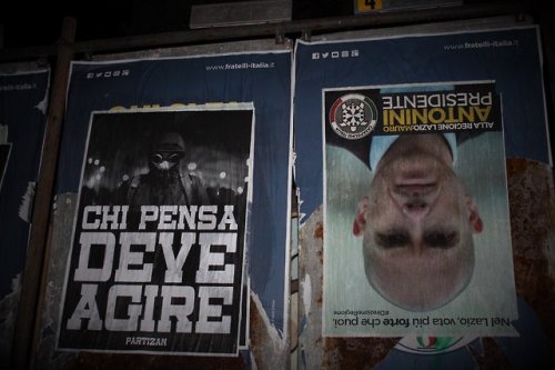 Ieri notte a Roma sono apparsi centinaia di manifesti che hanno coperto i volti, le bugie e gli slog