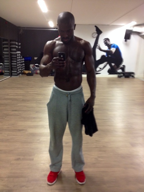 onmypace:  Decided to train abs afterall, because i like to live on the edge 