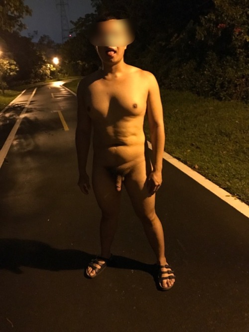 xxxkingking:  河濱公園自行車道 地上白白的是洨