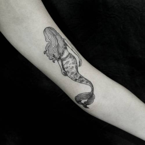 arcanae:  Sereia da Natália, obrigada mais uma vez <3 #tattoo #blackwork #mermaid