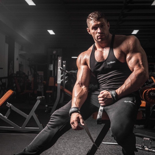 wrestlehead:  muscleworshipuk:    Hungarian Bodybuilder Laszlo Kiraly… #musclestud #muscleworship #muscle #muscles #bodybuilding #bodybuilder #ripped #shredded #goodlooking #flexing #posing  Laszlo Kiraly 