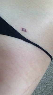 olive-you-beautiful:  my very first tattoo, a tiny lil saturn