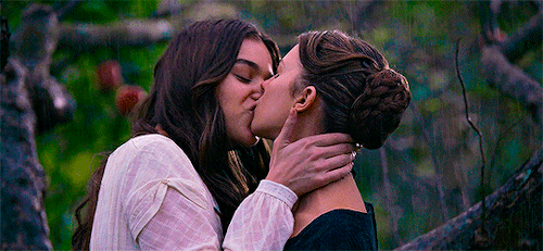 perioddramasource:Period dramas + wlw kissesTell It to the Bees (2018)Harlots (2017 - 2019)Ammonite 
