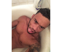 briannieh:  Fillin up the tub. Watch me drop