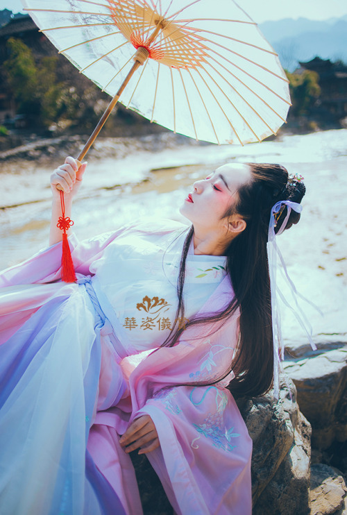 Chinese hanfu by 华姿仪赏.