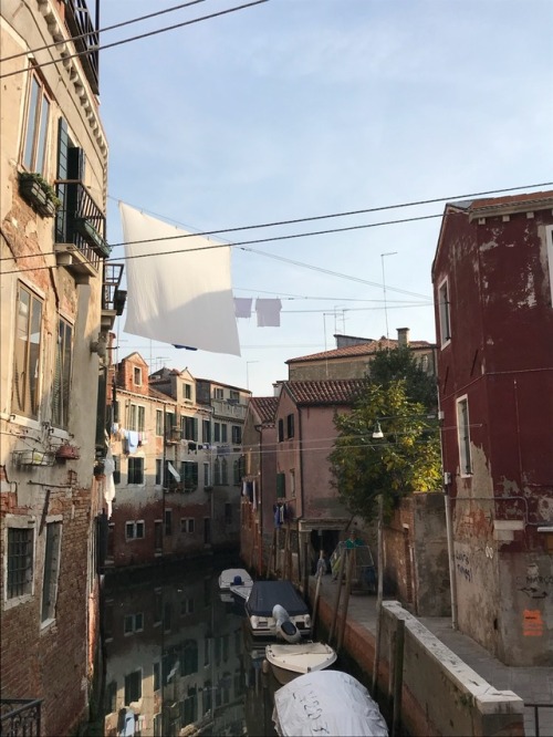 lipglosse - Clothes hung to dry around venice