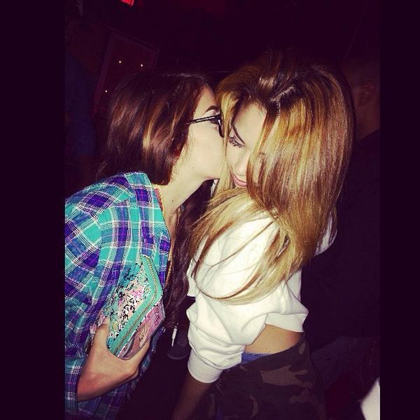 villegas-news:  Jasmine with a fan yesterday (2.10.2014)