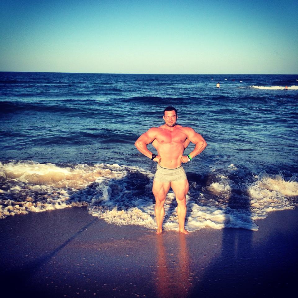 Massive man with massive fucking legs on the beach.