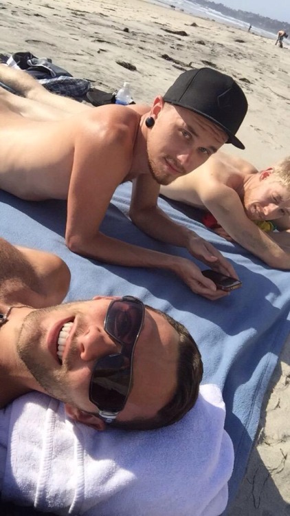 blakelupoxxx:  Went to the nude beach today had heaps of fun getting my tan on and checking out the occasional hottie