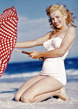 ourmarilynmonroe:  Marilyn Monroe photographed by Andre de Dienes, 1949. 
