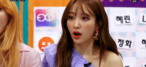 qirlsqirls:  queen of reactions