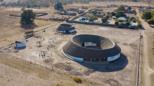 jeroenapers:Een school op het platteland van Senegal dat bestaat uit 3 ronde gebouwtjes. Het betreft