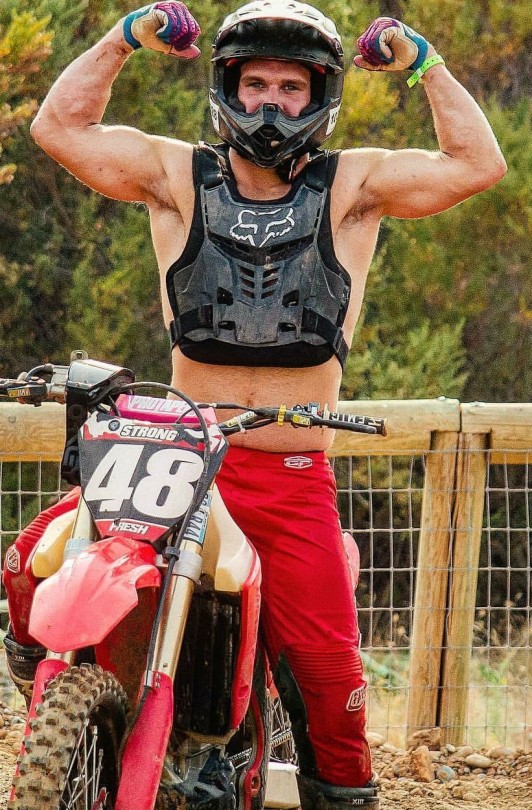 southern-god1: chettbro:      “C0untry Moto Daddy”   Stud!  