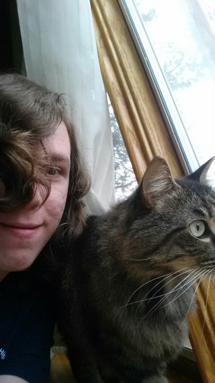 vashtaneradoctor:Me (Maxine) trying (and failing) to take a selfie with my cat for tdov :DShe/her pr