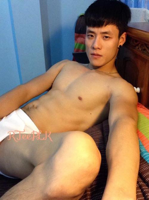 richard-bordeaux:hirobangkok:  summer0103:帥餒 我喜歡   handsome😍😍🤤🤤🤤🤤   I love my golden showers. 😉