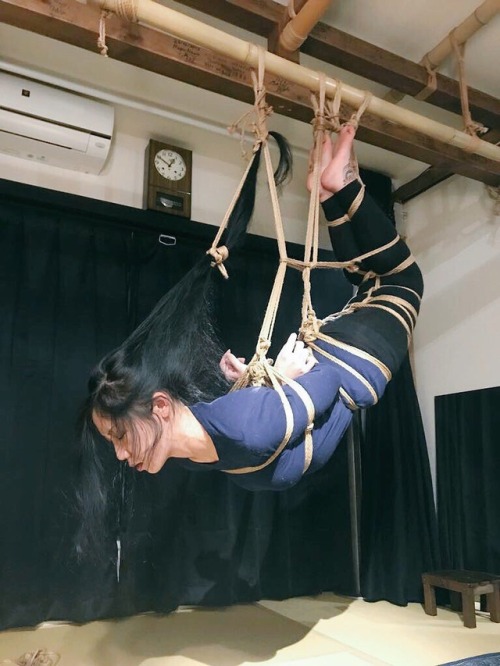 riggerodys:Third day of lessons with Naka Sensei @nakaakira The incomparable Iroha San in a challenging NakaStyle gyaku-Ebi (逆海老吊り). Kinbaku: me, Photo: subaykinbaku.