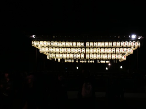 pasquiorra: Yasaka shrine was our last stop for the day which was totally lit up at night. There wer