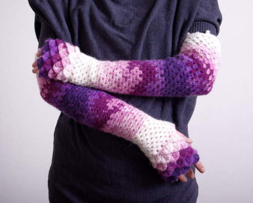 anotherdayforchaosfay:ponies-on-paper:sosuperawesome:Dragon Scale Fingerless Gloves by Mareshop on E
