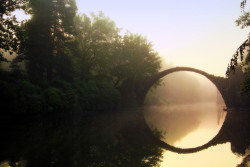 atlasobscura:  RAKOTZBRÜCKE -KROMLAU , GERMANY Atlas obscura presents a jaw-dropping 19th-century bridge uses its reflection to form a perfect circle