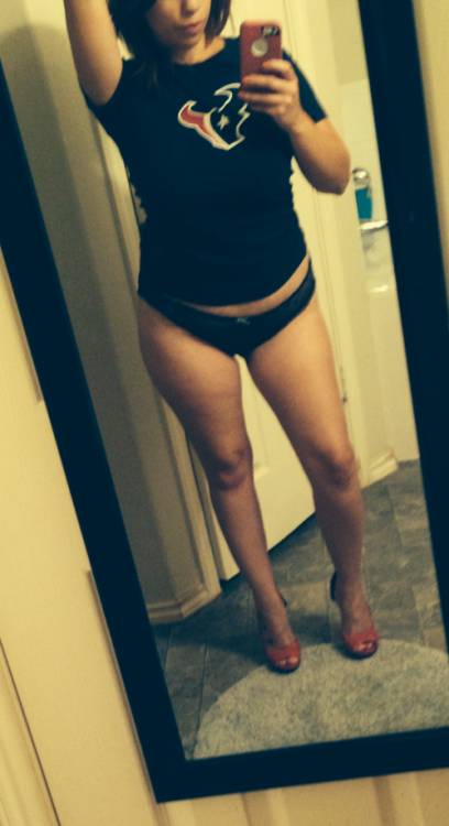 sweetparadise26:  sweetparadise26:  for all my Texans fans as requested 🏈😁👌👋🙌 (forgive my hair & makeup it’ll be a game day spent in bed for me) #selfie 💋  in honor of the win today 💋#reblog #selfie 