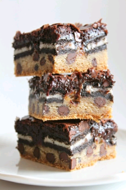 verticalfood:  Chocolate Chip Oreo Bar Brownies