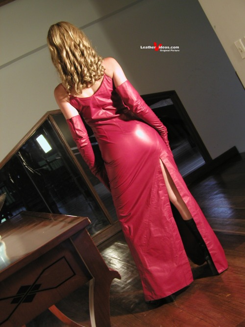 leatherleatherlady:  Leathervideos lady in red leather dress and red long leather gloves. I love wom