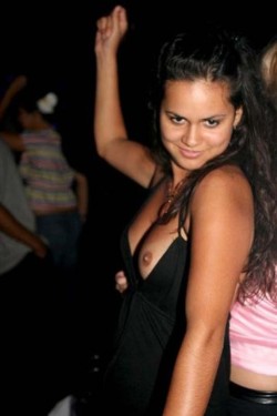 More nip slips and pussy slips pics at http://pussyslip.tumblr.com/