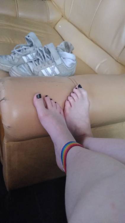 sexy-feet-soles:You asked for my toes ?