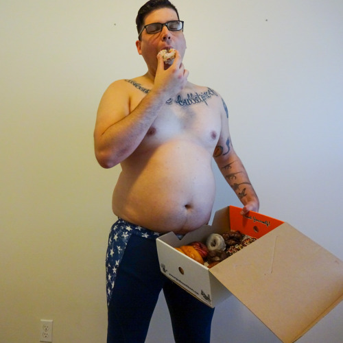 bulking-texan:Who doesn’t like working out by eating a dozen donuts