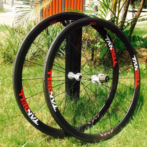 Tandell road bike 700c 38mm tubular carbon wheels red and white decals white hub #tandell #tandellcy
