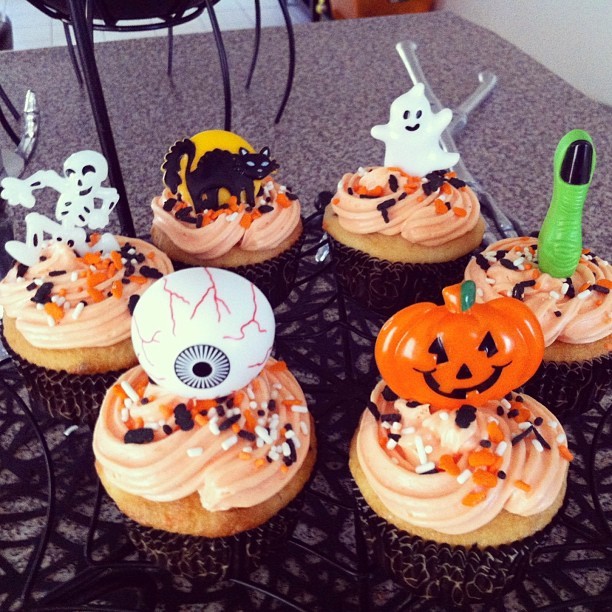 saraashouri:  konnichiwa-misheru:  Just made some fancy Halloween cupcakes! 🎃👻💀💕