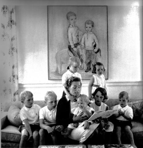 Ethel Kennedy reading to her seven children. From left to right: Bobby Jr. Joe II, Ethel, David (sta