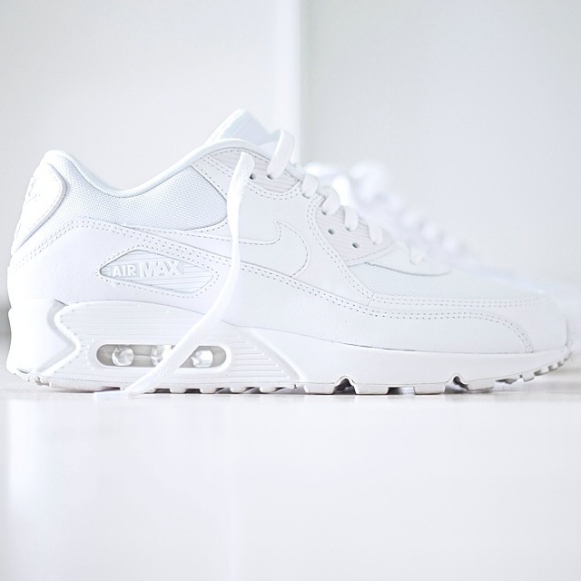 alexanderocean:  | A I R/W H I T E |                           #nike#streetlook#streetstyle#streetwear#gqstyle#rad#urban#kicks#menstyle#menswear#mycloset#mystyle#ootd#swag