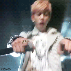  daehyun blowing kisses and singing to fans ;