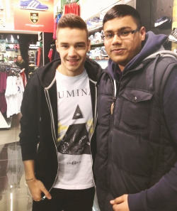 blamestyles:  Liam with a fan today 