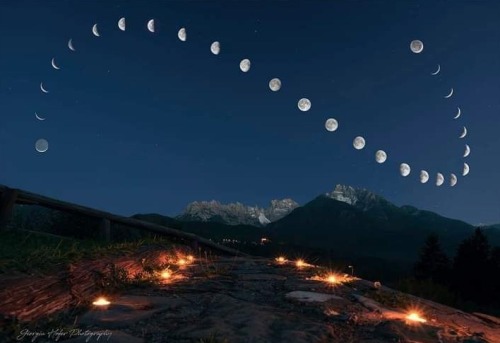 The moon photographed over 28 days at the same place and at the same time.