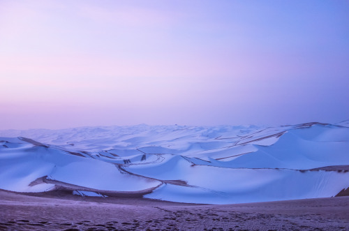 enighui:It was unexpected. Snow in the desert. Kumtaq Desert/Xinjiang