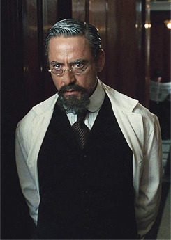  BECAUSE IT’S HALLOWEEN: Sherlock Holmes’ disguises. 