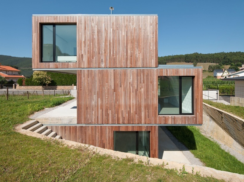 designismymuse:  Displaced Volumes-More House by Acha Zaballa Arquitectos (via designboom)