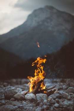 alecsgrg: Fýrgebræc - the distinct sharp crackling or breaking sound made by a fire | ( by Philipp Heigel ) 