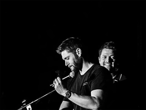 RANDOM PHOTO I TOOK OF JENSEN AND MISHAAT THE SATURDAY NIGHT SPECIAL AT PHXCON 2016