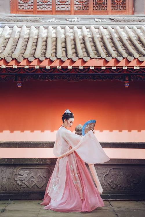 ziseviolet:Traditional Chinese Hanfu.