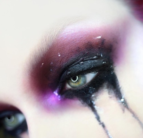 Edgy, messy look for my eyeballs. Makeup details below:PRIMER: @katvondbeauty colour correcting eyes