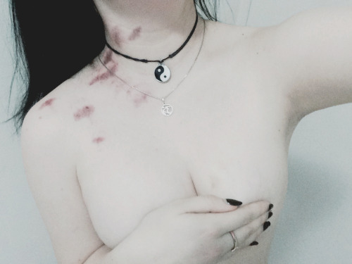 s00tball:  pugznotdrugz:  Ignore my whiteness and the fact that my boobs look lopsided lol but this 