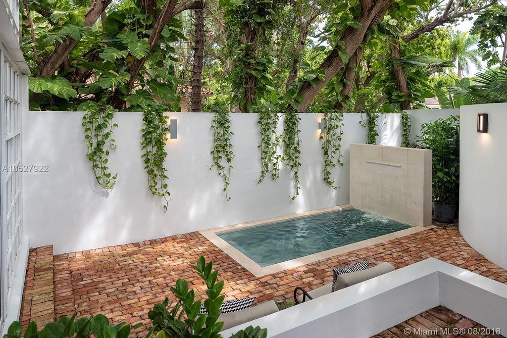househunting:  $1,940,000/3 br/2700 sq ftCoral Gables, FLbuilt in 1979